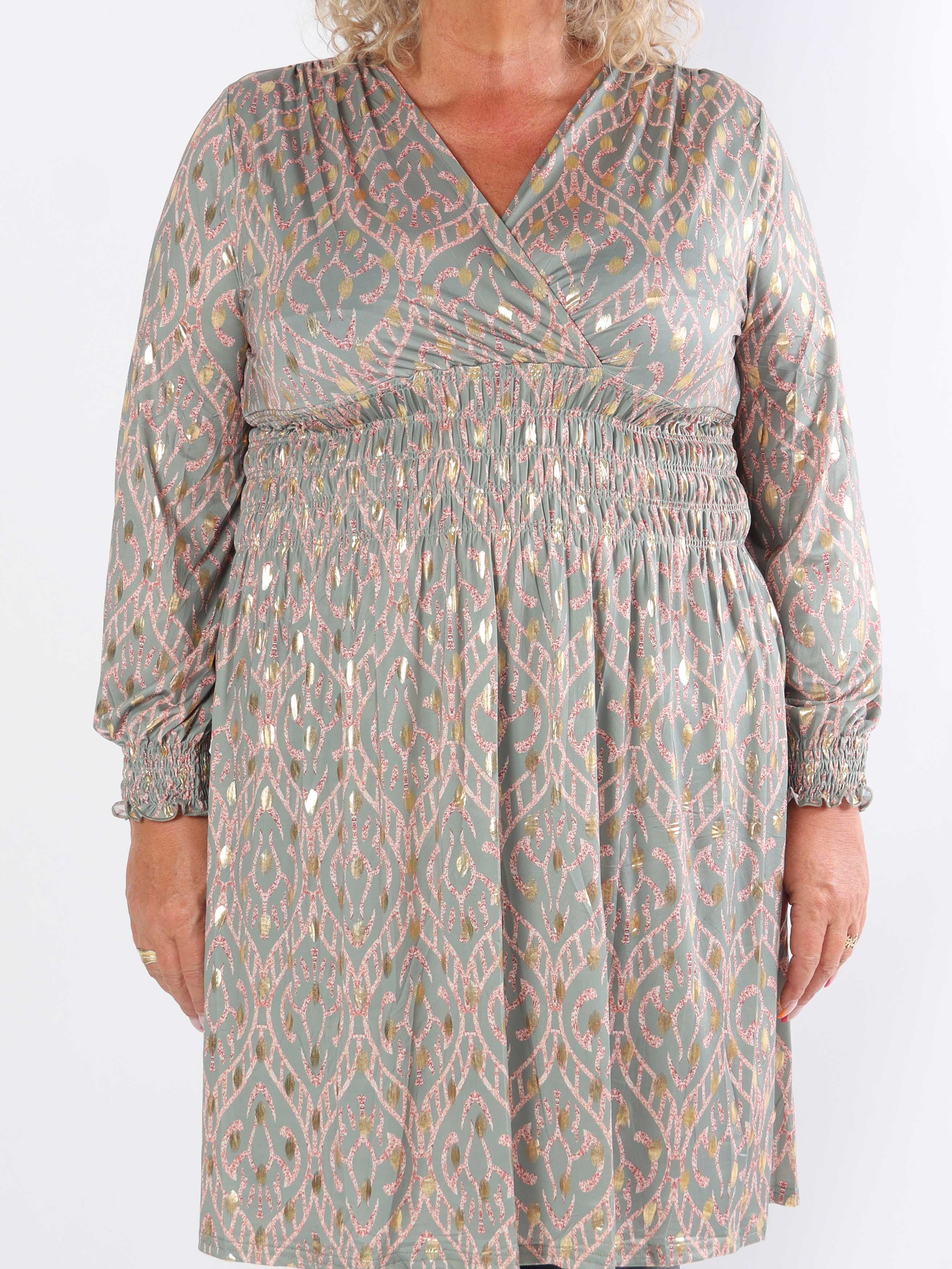 Pams Boho Short L/S - Elastisk plus size mønstret kjole i krølfrit stof